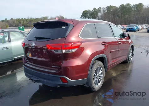 2018 Toyota Highlander Xle z USA, uszkodzony, nr VIN 5TDJZRFH8JS910442